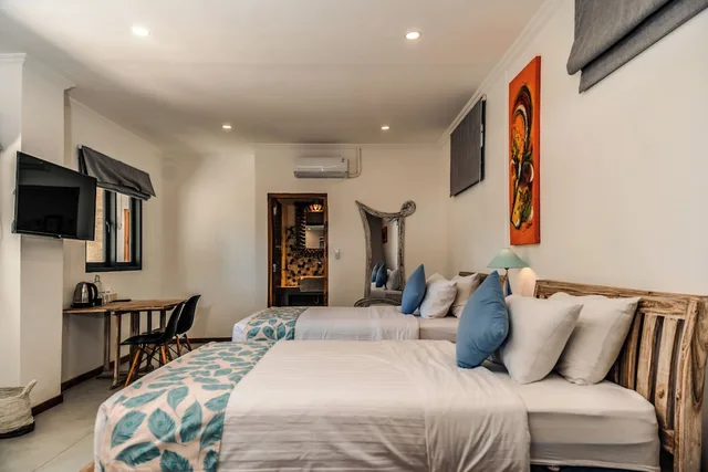 Superior, Twin Beds, Komodo Suites Downtown 7/10