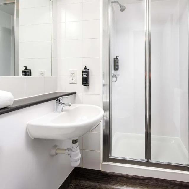 غرفة قياسية بسرير فردي وثلاثة أسرّة، ibis budget London Heathrow Central 5/8