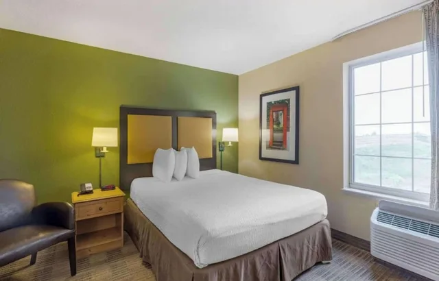 غرفة بسرير كوين لغير المدخنين بمطبخ، Studio 6 Extended Stay Chicago Vernon Hills Lincolnshire IL 6/8
