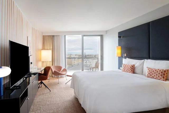 غرفة بريستيج بسرير كينج بإطلالة على الحديقة بشرفة، Renaissance Paris Arc de Triomphe Hotel 4/10