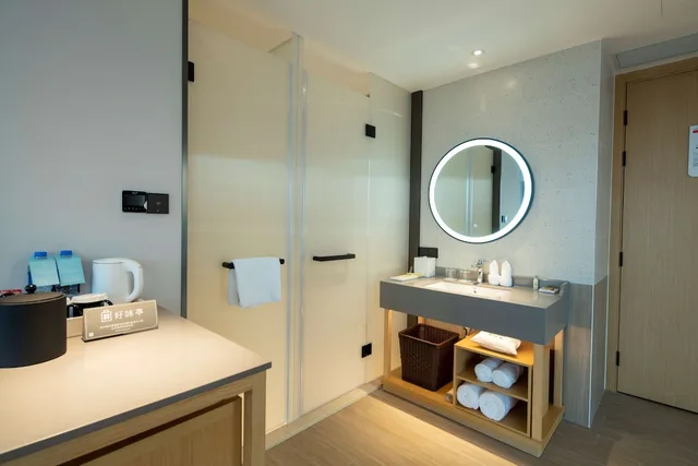 Room, King Bed, Hilton Garden Inn Zhuhai Hengqin Sumlodol Park 6/9