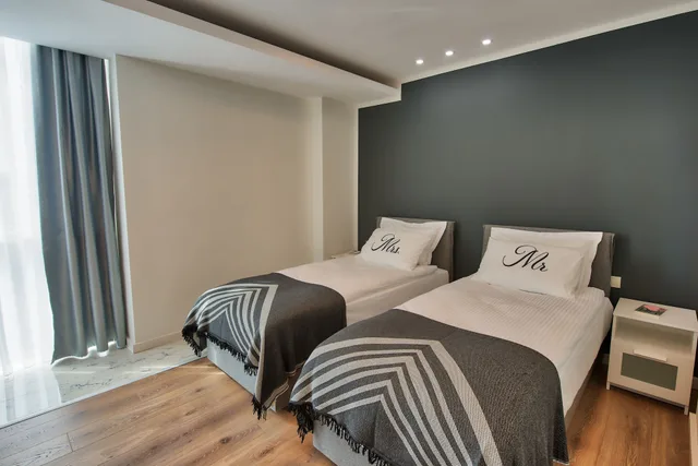 شقة عائلية بسريرين كوين وسريرين منفصلين بإطلالة على البحر بغرفتي نوم مع أريكة، Arkk Homes 2/6