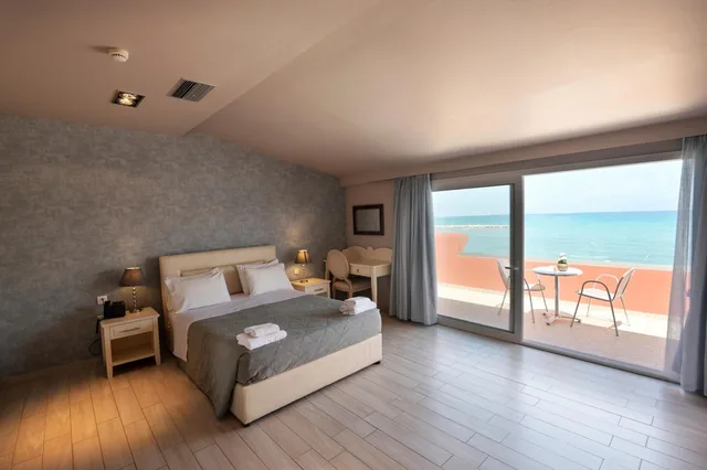 غرفة سوبيريور بسرير مزدوج بإطلالة على البحر، Coral Beach Hotel 4/10