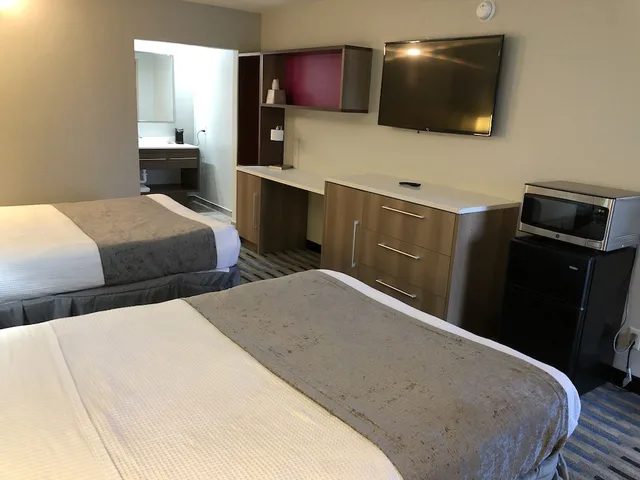 غرفة بريميوم بسريرين مزدوجين، All Seasons Inn & Suites 3/6