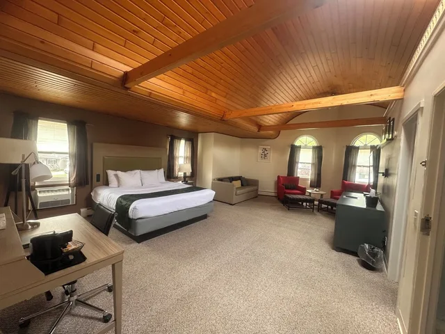 جناح شهر العسل بسرير كينج مع أريكة، Pictured Rocks Inn & Suites 2/5