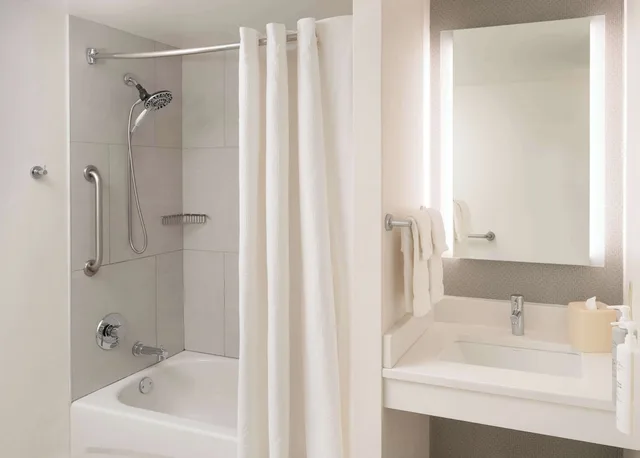 غرفة بسرير كينج لذوي الإعاقة، Hilton Garden Inn Philadelphia Center City 2/5