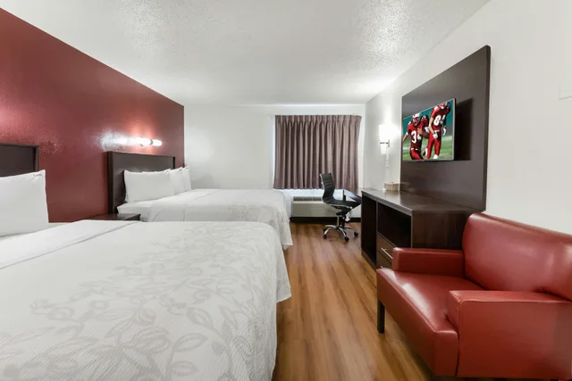 Deluxe, 2 Queen Beds, Red Roof PLUS Columbus Worthington 4/5