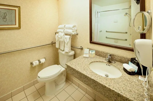 جناح بسرير كوين مع أريكة لذوي الإعاقة، Hampton Inn Suites Nashville Green Hills 2/5