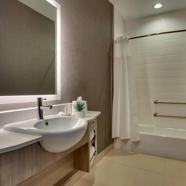 جناح بسريرين كوين مع سرير سحّاب إضافي مع أريكة لذوي الإعاقة، SpringHill Suites by Marriott Gulfport I-10 4/4