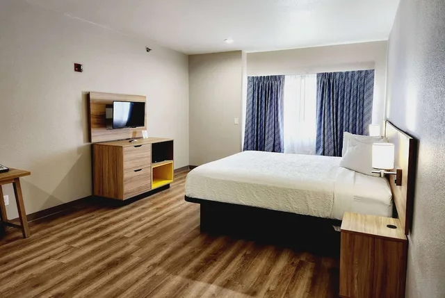 غرفة قياسية بسرير كينج، Days Inn Suites By Wyndham Corpus Christi Central 7/10
