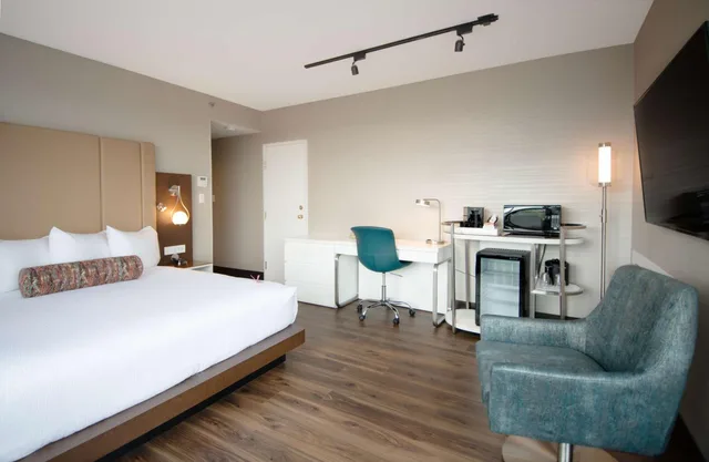 غرفة سوبيريور بسرير كينج، Coast Victoria Hotel Marina By Apa 1/6