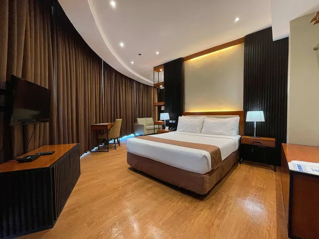 Business, Studio, Suite, Queen Bed, Golden Peak Hotel and Suites powered by Cocotel 4/10