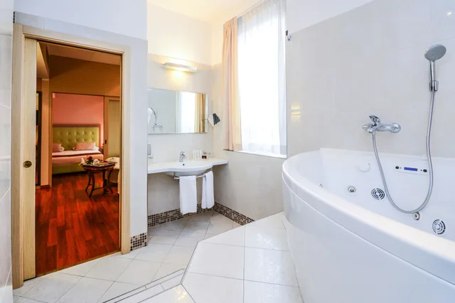 جناح جونيور بسرير كينج، Hotel Master 10/10