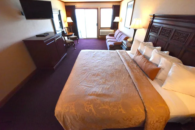 Deluxe, King Bed, Lake View, Sofa, Jetted Tub, Hamilton Inn Select Beachfront 2/7