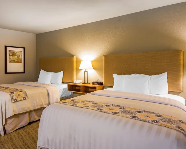 Standard, 2 Queen Beds, Lagoon View، Gaia Hotel Spa Redding Ascend Hotel Collection 5/10