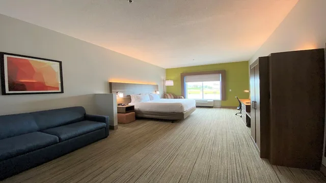 جناح بسرير كينج مع أريكة، Holiday Inn Express Suites Somerset Central 5/8