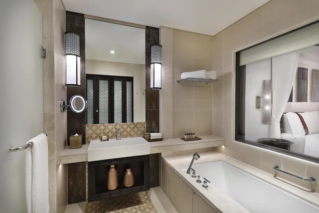 غرفة بريميوم بسريرين منفصلين بإطلالة على البحر بشرفة، Al Manara A Luxury Collection Hotel Saraya Aqaba 4/5