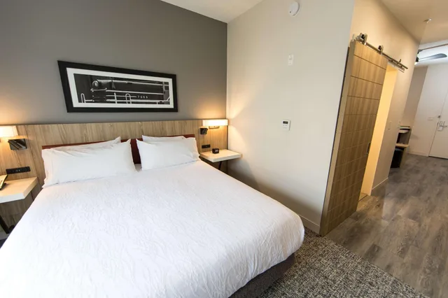 جناح بشرفة بغرفة نوم واحدة، Hilton Garden Inn Savannah Historic District 1/4