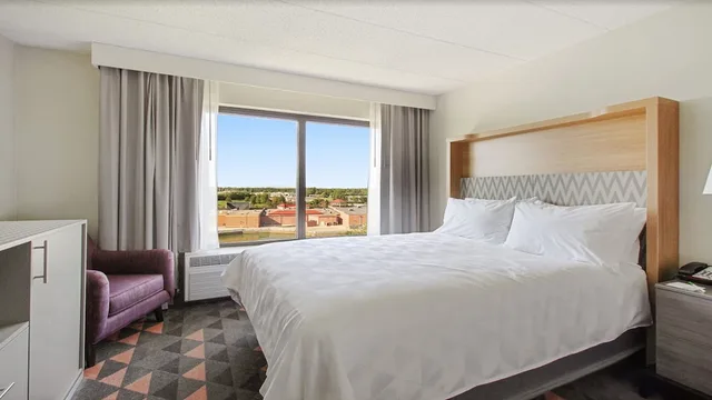 غرفة قياسية بسريرين كوين بإطلالة على البحيرة، Holiday Inn Chicago Nw Crystal Lk Conv Ctr 3/4