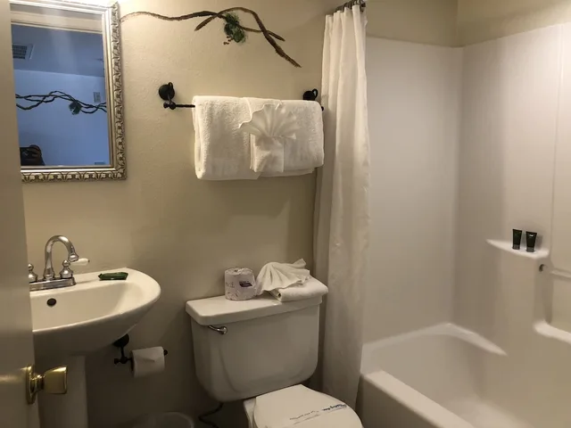 2 Bedrooms, Family Suite, King and Queen Bed, Lake View, Fireside Lodge 2/2