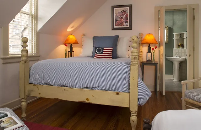 Yorktown, Classic, 1 Queen and 1 Single Bed، The Fife And Drum Inn 1/3