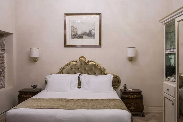 غرفة كلاسيكية بسرير كوين، Nani Mocenigo Palace 1/6
