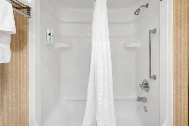 غرفة بسرير كينج بحوض استحمام لذوي الإعاقة، Comfort Inn and Suites Branson Meadows 9/10