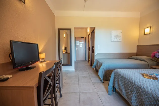غرفة ثلاثية بسرير مزدوج وسرير فردي، Hotel Corsica 2/4