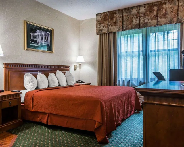 غرفة بسرير كينج، Econo Lodge Glens Falls/Lake George 2/2