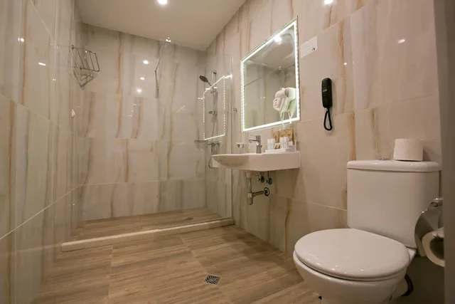 Deluxe, Double Bed, Side Sea View, Balcony، Royal Grand Hotel & Spa 6/7