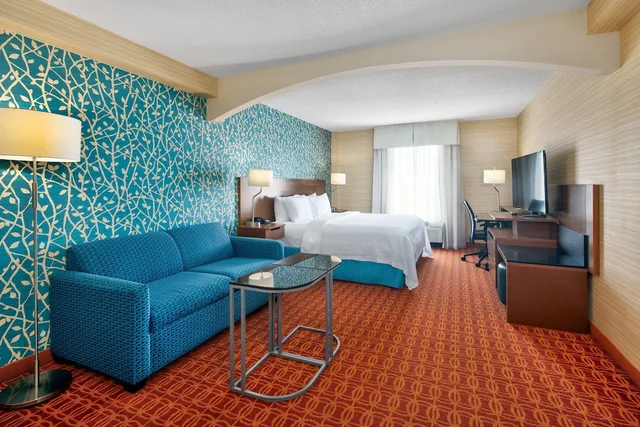 غرفة بسرير كينج مع أريكة لذوي الإعاقة، Fairfield Inn And Suites Toronto Airport 1/1