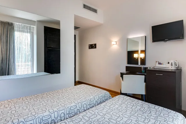 غرفة بسريرين منفصلين بإطلالة على البحيرة، Hotel Bonotto 1/6