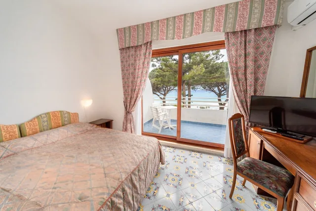 غرفة بسرير مزدوج بإطلالة على البحر، Club Residence la Castellana 5/10