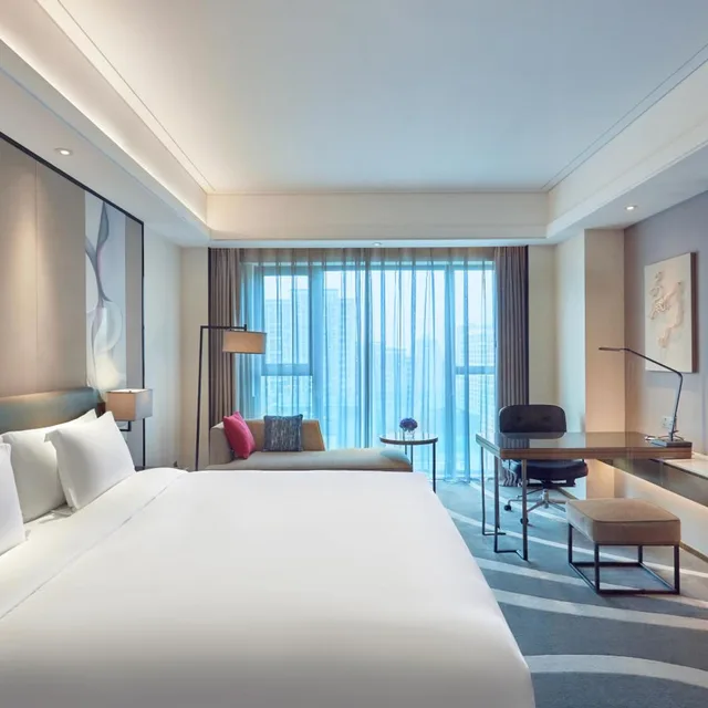 غرفة قياسية بسرير كينج مع دخول الصالة، Crowne Plaza Hangzhou Qiantang 1/9