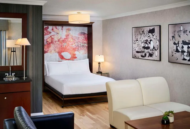 غرفة بسرير كينج وسريرين كوين، Radisson Blu Toronto Downtown 5/8