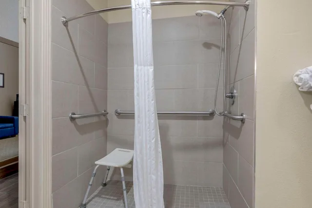 جناح لذوي الإعاقة، Comfort Suites Benbrook - Fort Worth Southwest 3/4