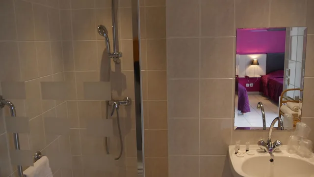 غرفة ثلاثية بسرير كوين وسرير فردي، Hotel Savary 2/2