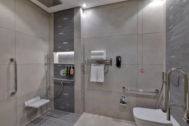 جناح بسرير كينج بغرفة نوم واحدة، فندق وأجنحة هوليداي إن الخبر(Holiday Inn and Suites Al Khobar) 4/4