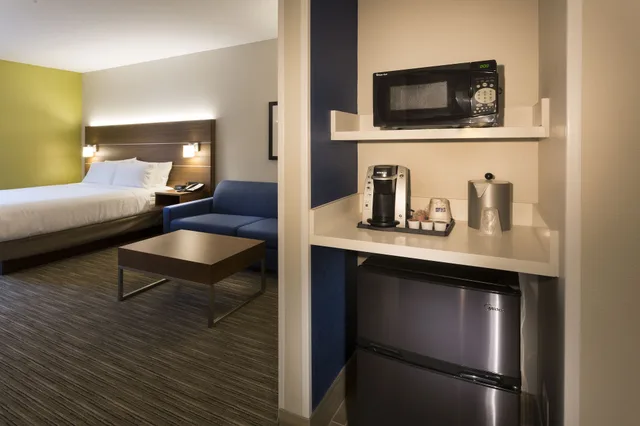 غرفة قياسية بسرير كوين بحوض استحمام لذوي الإعاقة، Holiday Inn Express Suites Seattle South Tukwila 2/3