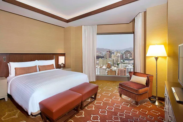غرفة تنفيذية بسرير كينج بغرفة نوم واحدة بإطلالة للمدخنين، فندق جبل عمر ماريوت مكة(Jabal Omar Marriott Hotel Makkah) 2/9
