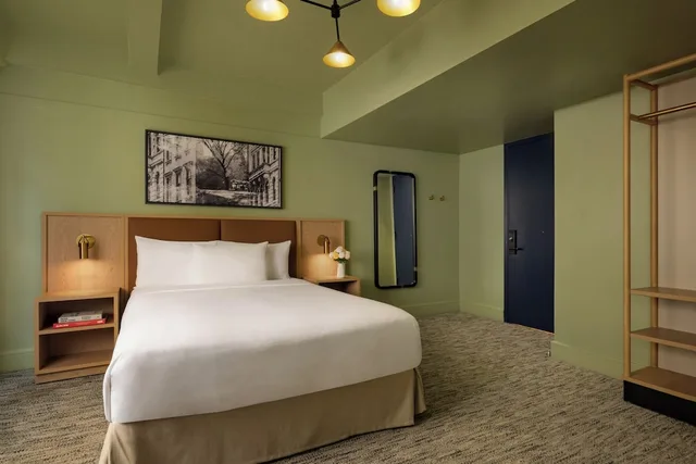 غرفة بريميوم بسرير كوين بإطلالة على المدينة لذوي الإعاقة، THE ROW NYC HOTEL 4/9