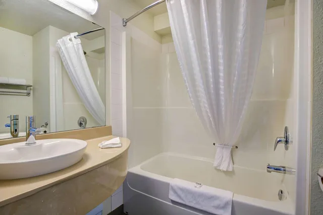 غرفة رباعية بسرير مزدوج، Motel6 Grande Prairie, AB 7/7