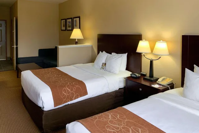 جناح بسريرين كوين مع أريكة، Roanoke Suites 3/6