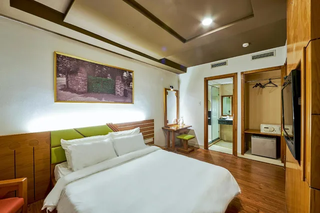 Deluxe, Queen Bed, No Window، The Noble Swan Saigon 2/2