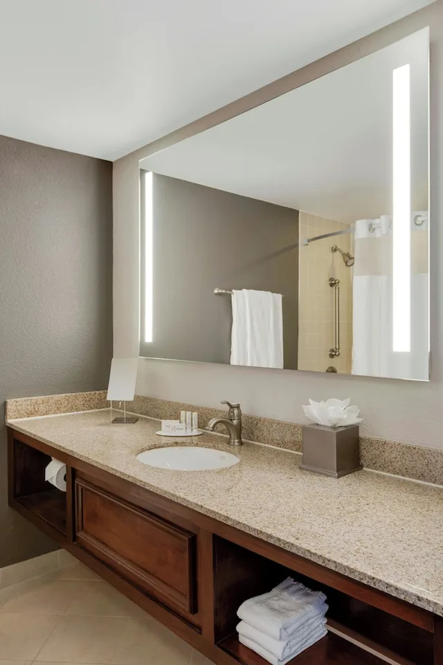 غرفة بسرير كينج في طابق مرتفع، COURTYARD BY MARRIOTT LOGAN AIRPORT 8/8