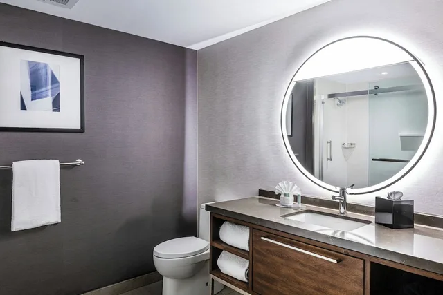 غرفة بسرير كوين، Courtyard by Marriott Wichita Old Town 3/3