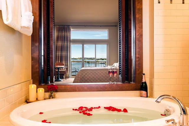 Grand, Premium, King Bed, River Front، The Lodge at Columbia Point 5/5