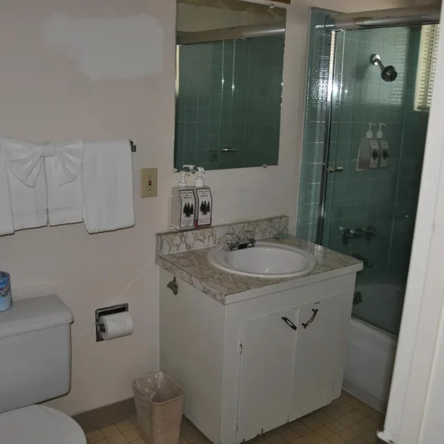 Room, King Bed, Cedar Inn & Suites 7/7