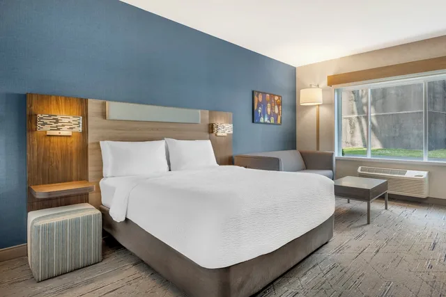 جناح ركني بسرير كينج وسرير كوين مع أريكة، Holiday Inn Express Hotel Suites Astoria 3/10