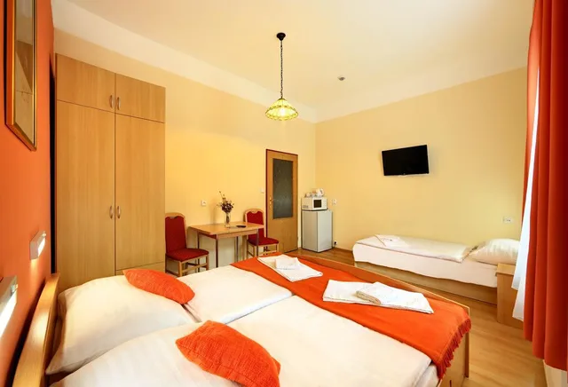 غرفة ثلاثية، Hotel Golden City Garni 1/1